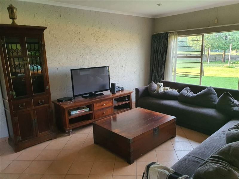 Spacious Dual Dwelling Property with Stunning Views - Photo 2