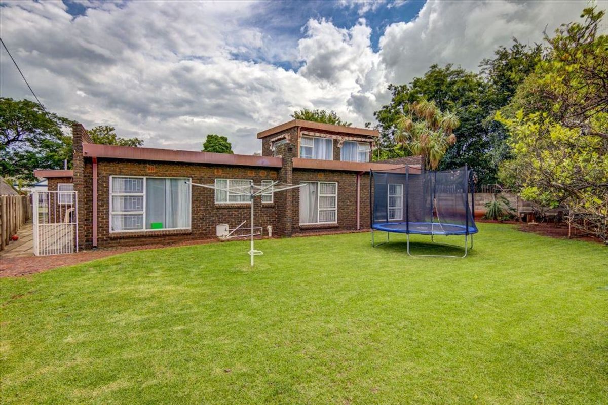 Comfortable Family Home with Spacious Features - Photo 3