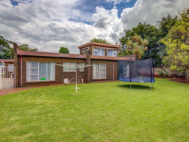 Comfortable Family Home with Spacious Features - Photo 3