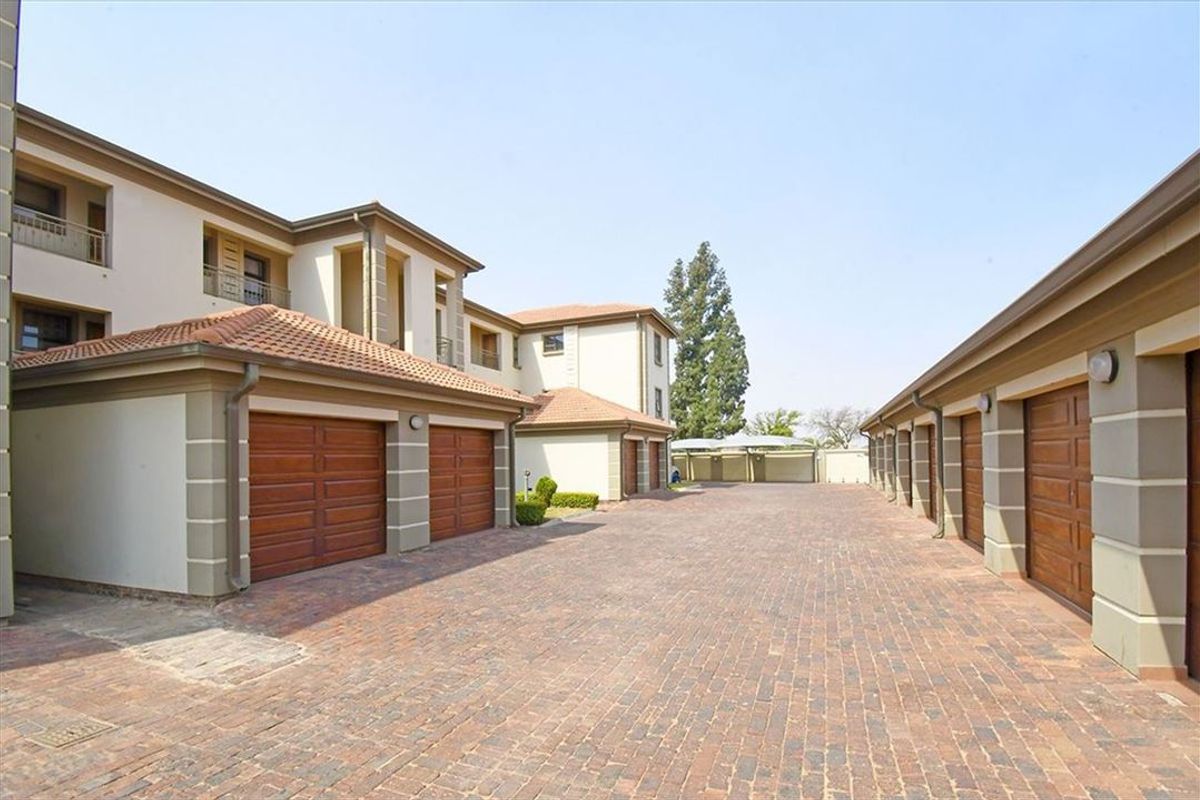 Stylish and Modern Home with Luxurious Features - Photo 3