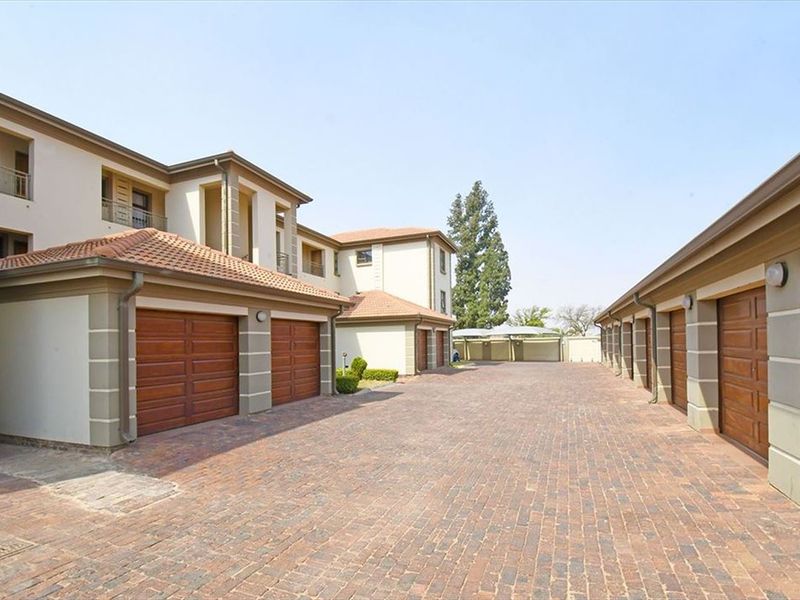 Stylish and Modern Home with Luxurious Features - Photo 3