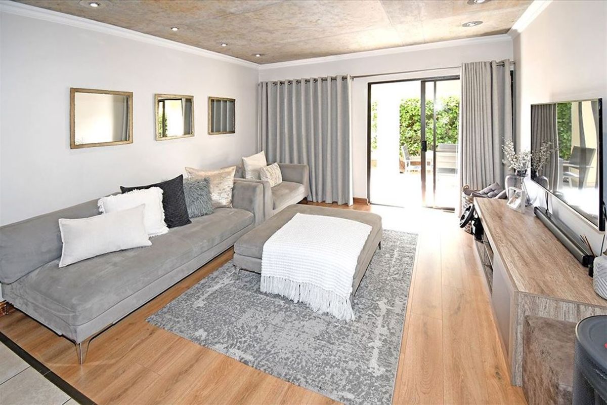 Stylish and Modern Home with Luxurious Features - Photo 2