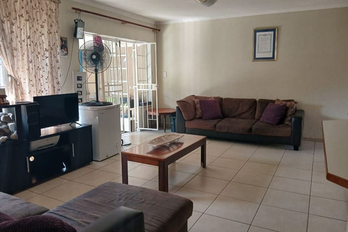 Charming Home with Cozy Features - Photo 2