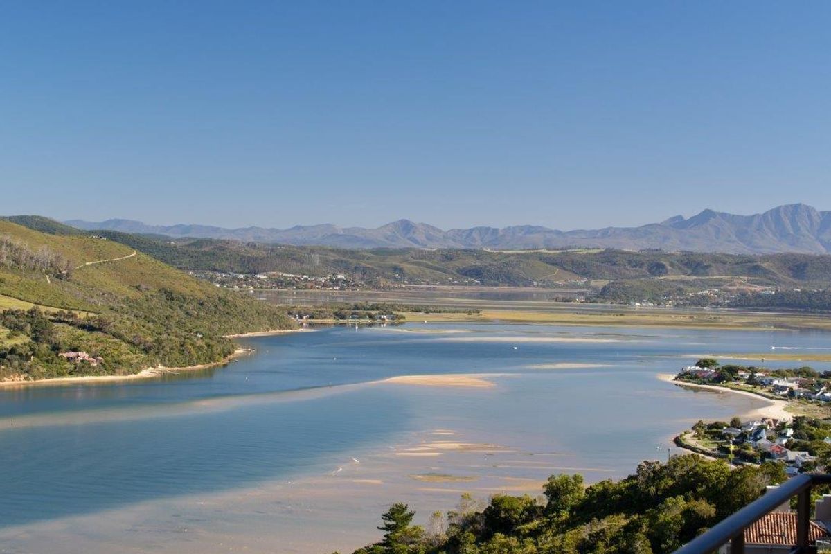 Elevated and with endless views - Photo 2