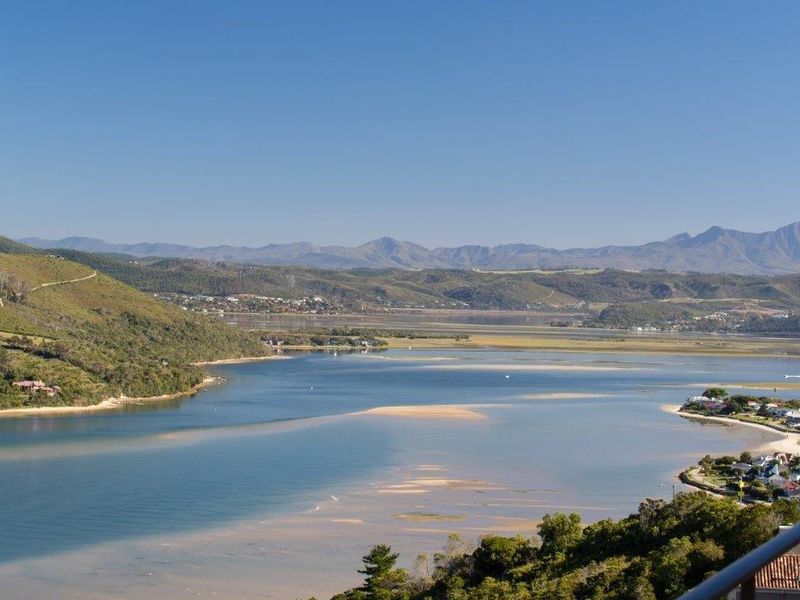 Elevated and with endless views - Photo 2