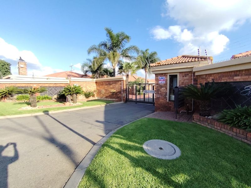 Stylish Open-Plan Living with Canvas Pool – Your Dream Home Awaits! - Photo 2