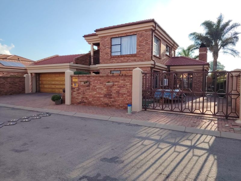 Stylish Open-Plan Living with Canvas Pool – Your Dream Home Awaits! - Photo 4