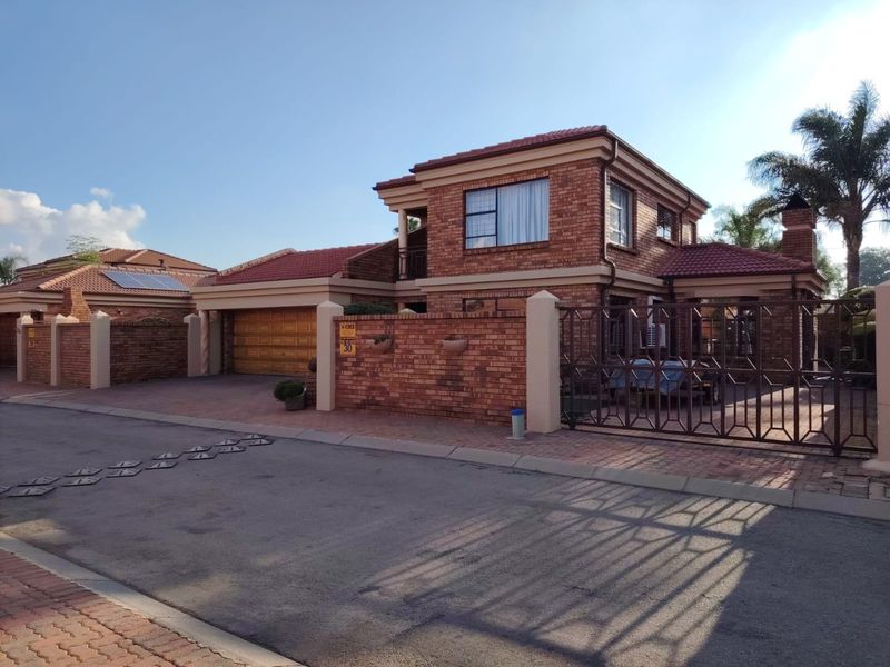 Stylish Open-Plan Living with Canvas Pool – Your Dream Home Awaits! - Photo 3