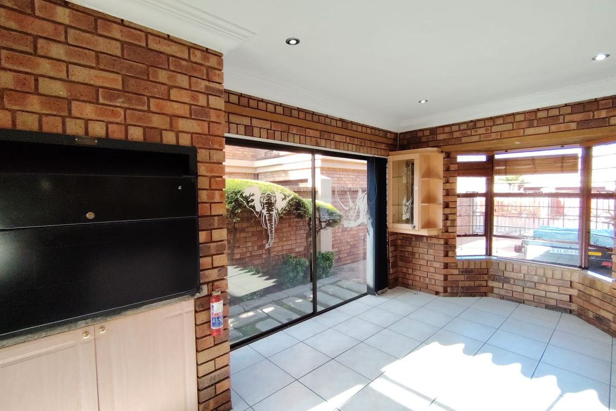 Stylish Open-Plan Living with Canvas Pool – Your Dream Home Awaits! - Photo 5