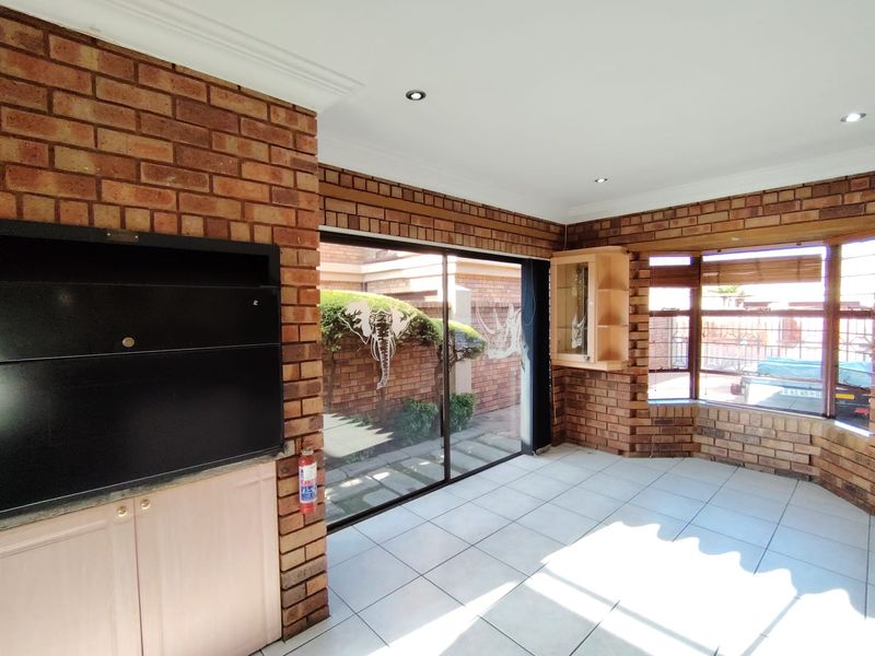 Stylish Open-Plan Living with Canvas Pool – Your Dream Home Awaits! - Photo 5