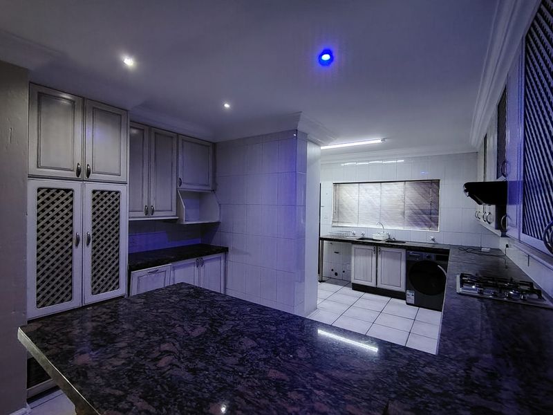 Stylish Open-Plan Living with Canvas Pool – Your Dream Home Awaits! - Photo 10