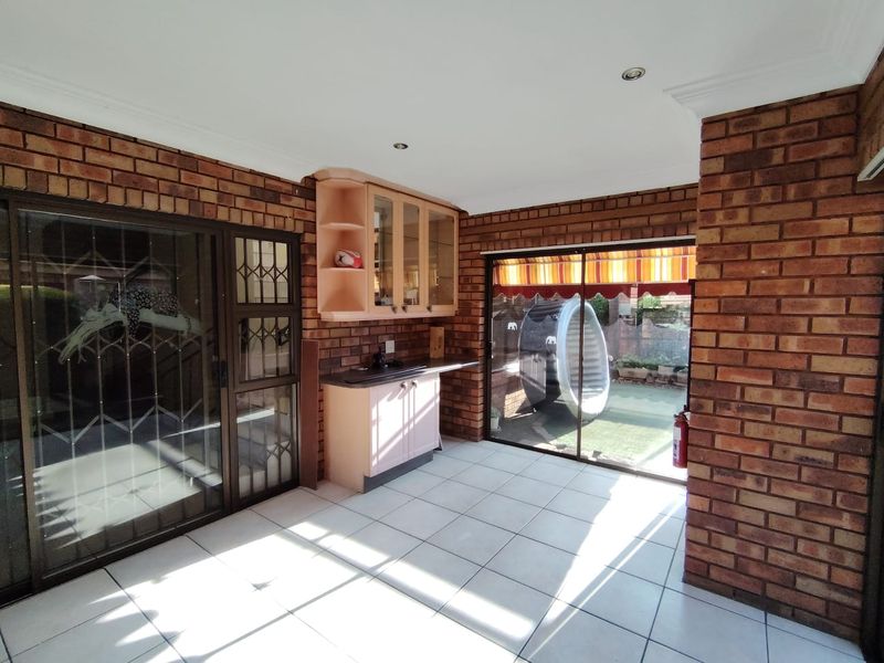 Stylish Open-Plan Living with Canvas Pool – Your Dream Home Awaits! - Photo 8