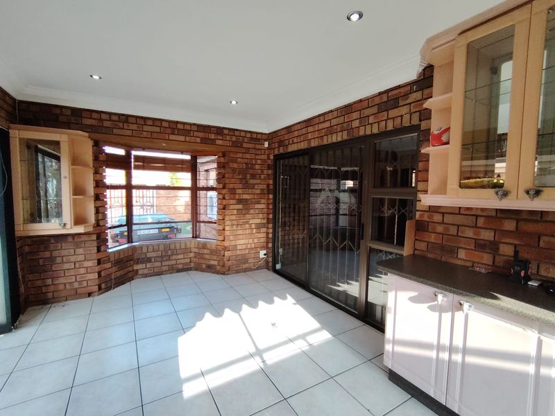 Stylish Open-Plan Living with Canvas Pool – Your Dream Home Awaits! - Photo 6