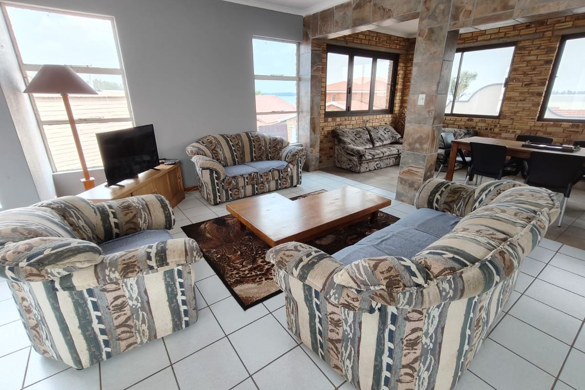 Stunning Holiday Home with Breathtaking Vaal Dam Views - Photo 4