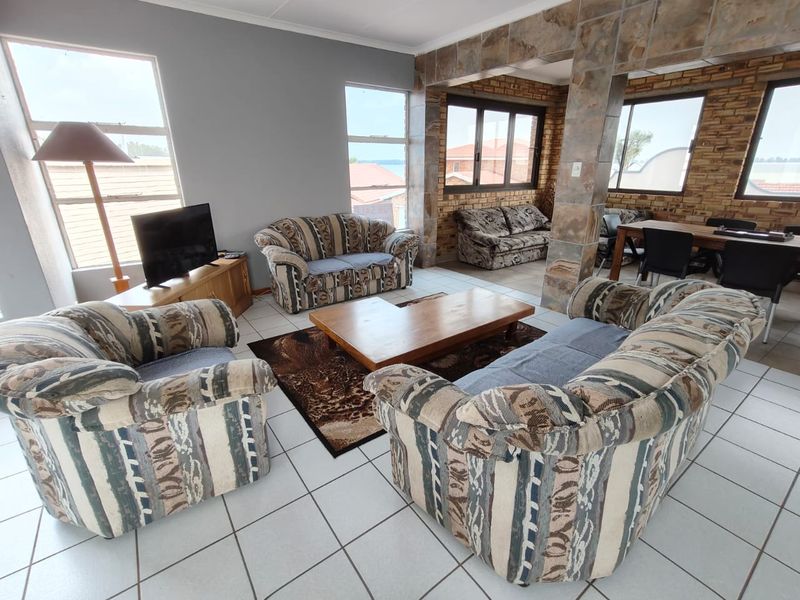 Stunning Holiday Home with Breathtaking Vaal Dam Views - Photo 4