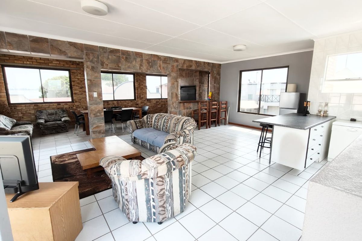 Stunning Holiday Home with Breathtaking Vaal Dam Views - Photo 3