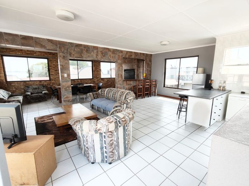 Stunning Holiday Home with Breathtaking Vaal Dam Views - Photo 3