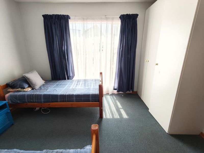 Stunning Holiday Home with Breathtaking Vaal Dam Views - Photo 10