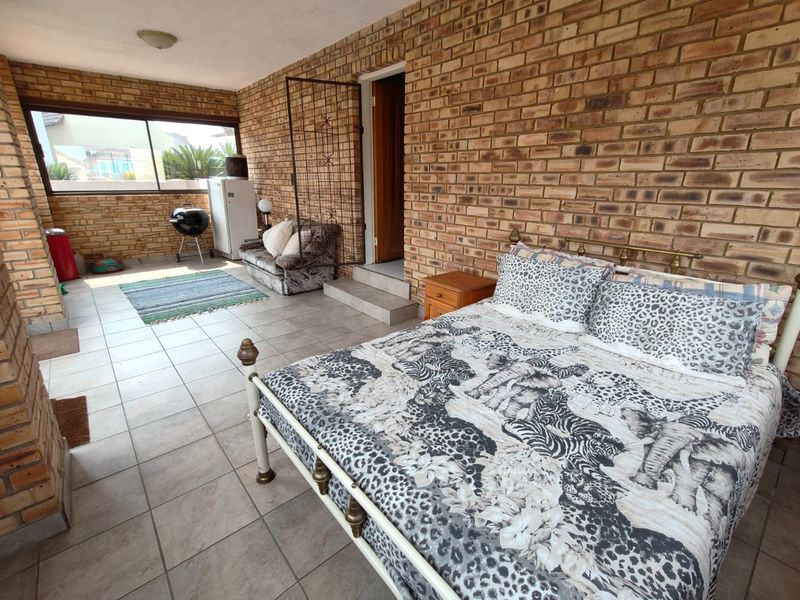 Stunning Holiday Home with Breathtaking Vaal Dam Views - Photo 8