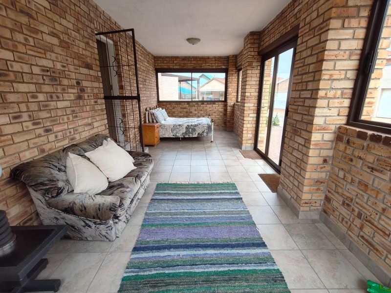 Stunning Holiday Home with Breathtaking Vaal Dam Views - Photo 7