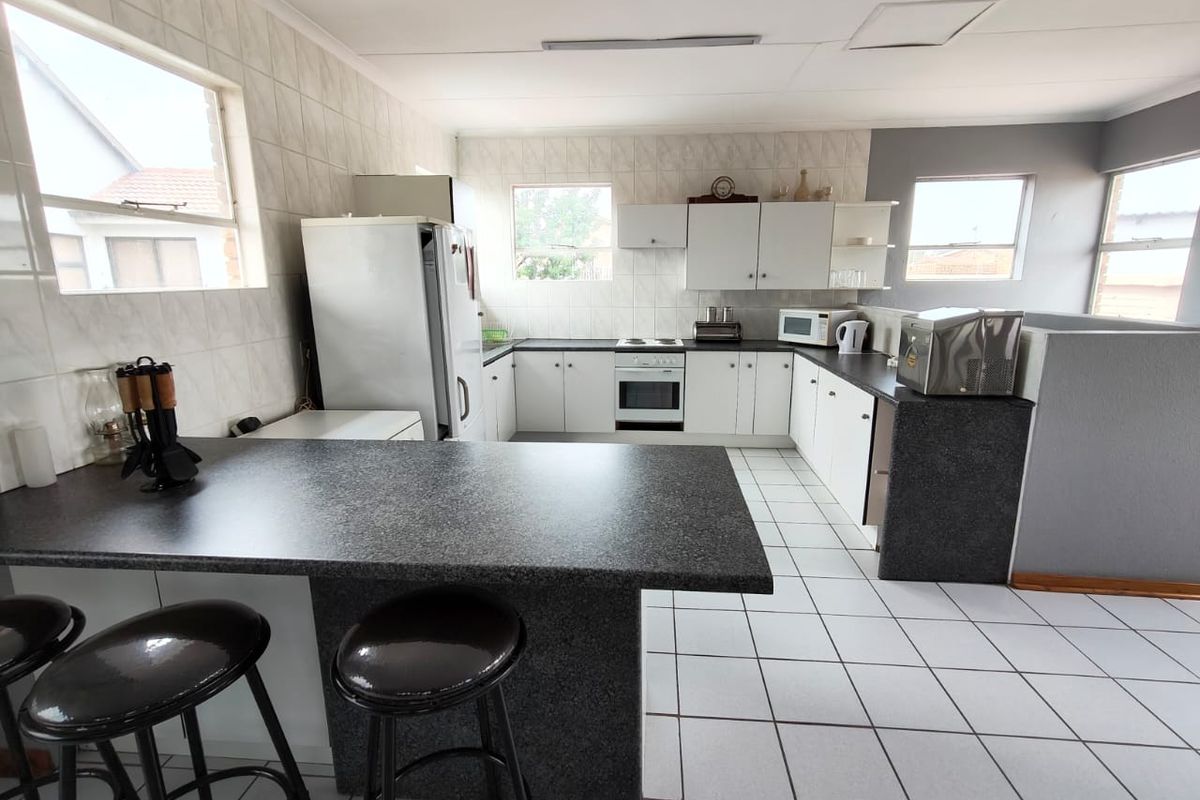 Stunning Holiday Home with Breathtaking Vaal Dam Views - Photo 2