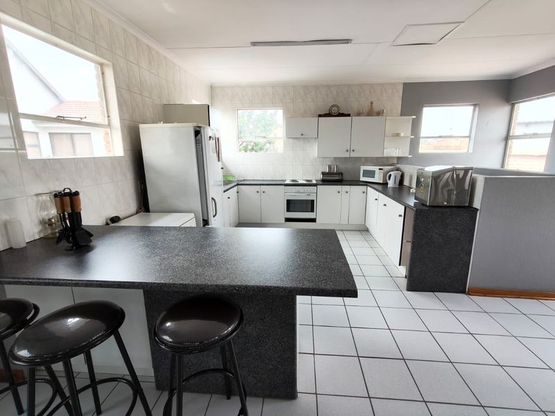 Stunning Holiday Home with Breathtaking Vaal Dam Views - Photo 2