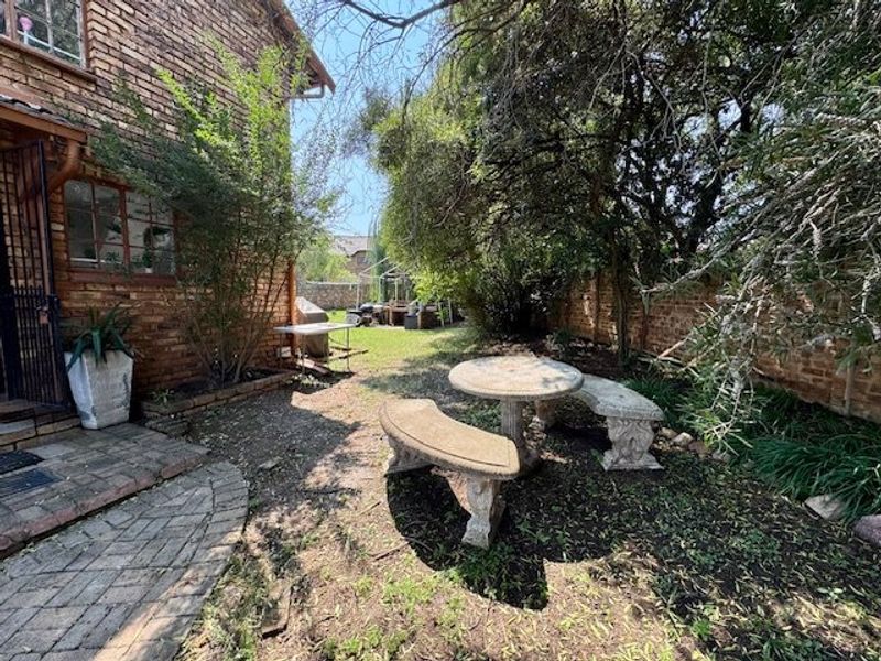 Stunning, Newly Renovated Home in an exclusive, upmarket enclave! - Photo 3