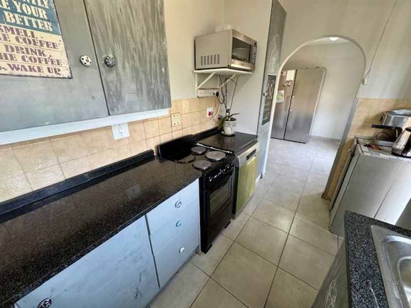 Stunning, Newly Renovated Home in an exclusive, upmarket enclave! - Photo 5