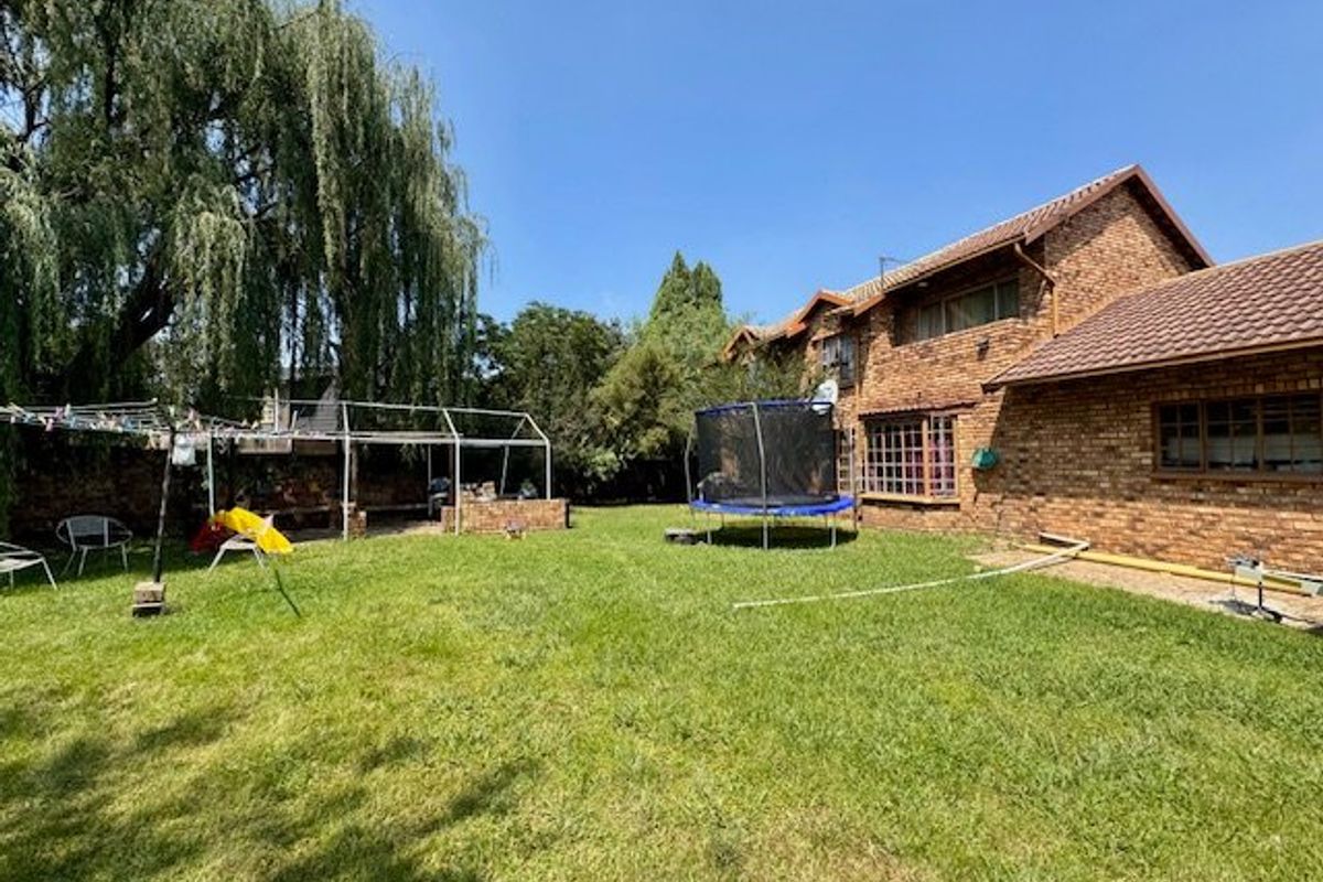 Stunning, Newly Renovated Home in an exclusive, upmarket enclave! - Photo 4