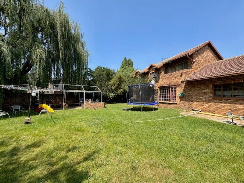 Stunning, Newly Renovated Home in an exclusive, upmarket enclave! - Photo 4