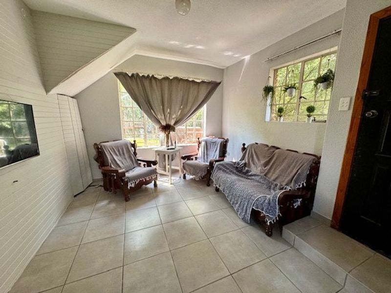 Stunning, Newly Renovated Home in an exclusive, upmarket enclave! - Photo 8