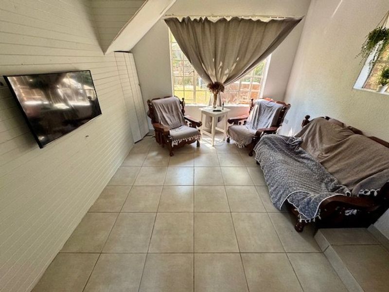 Stunning, Newly Renovated Home in an exclusive, upmarket enclave! - Photo 7