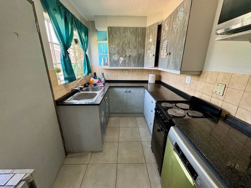 Stunning, Newly Renovated Home in an exclusive, upmarket enclave! - Photo 6