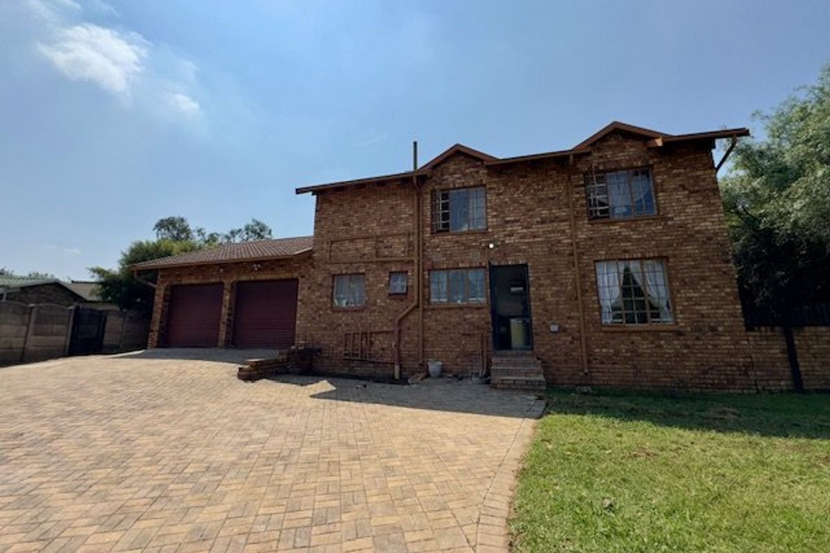 Stunning, Newly Renovated Home in an exclusive, upmarket enclave! - Photo 2