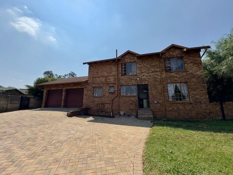 Stunning, Newly Renovated Home in an exclusive, upmarket enclave! - Photo 2