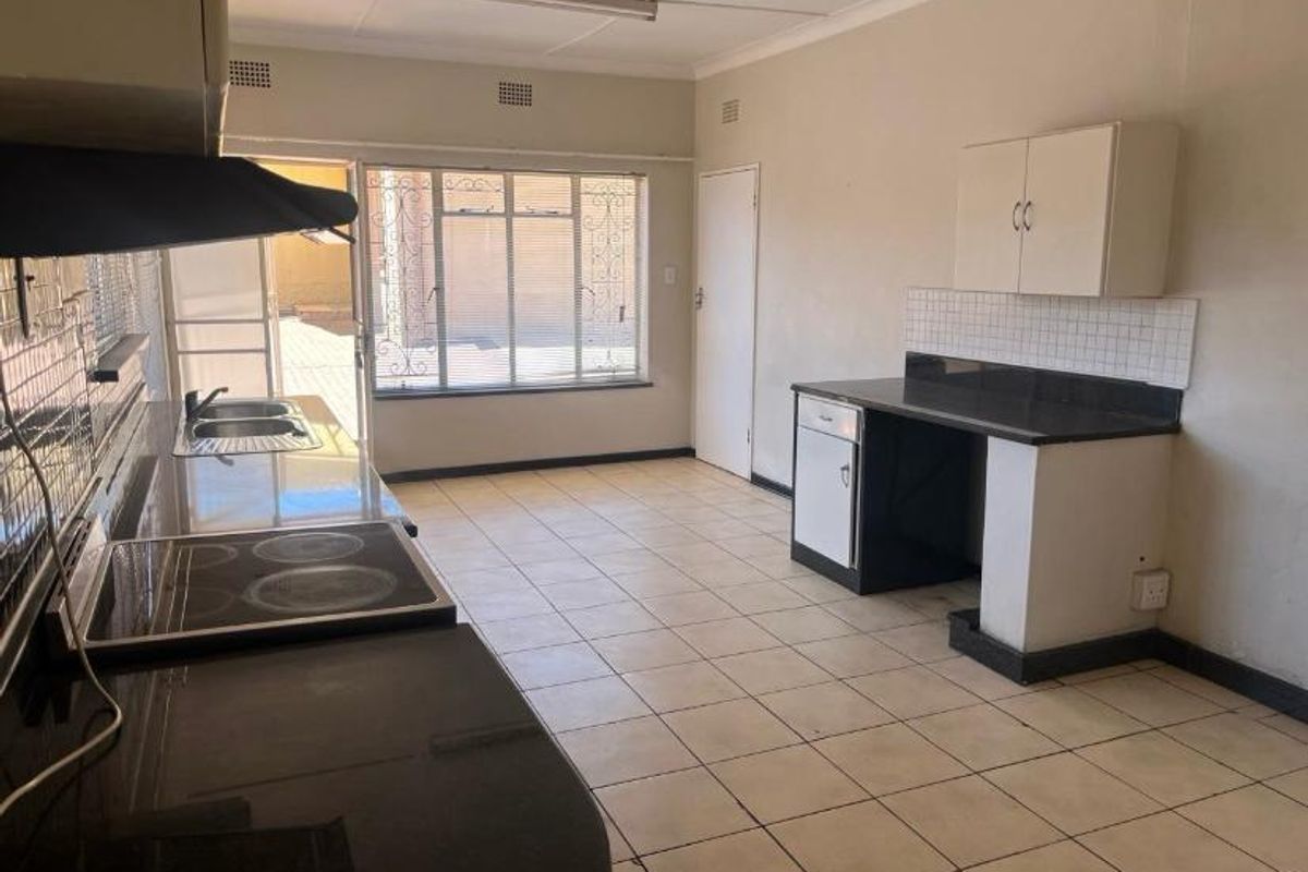 Charming & Spacious 4-Bedroom Home with a 2-Bedroom Flatlet in Sunnyridge, Germiston! - Photo 4