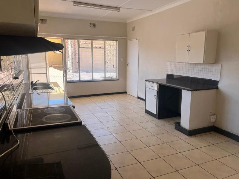 Charming & Spacious 4-Bedroom Home with a 2-Bedroom Flatlet in Sunnyridge, Germiston! - Photo 4