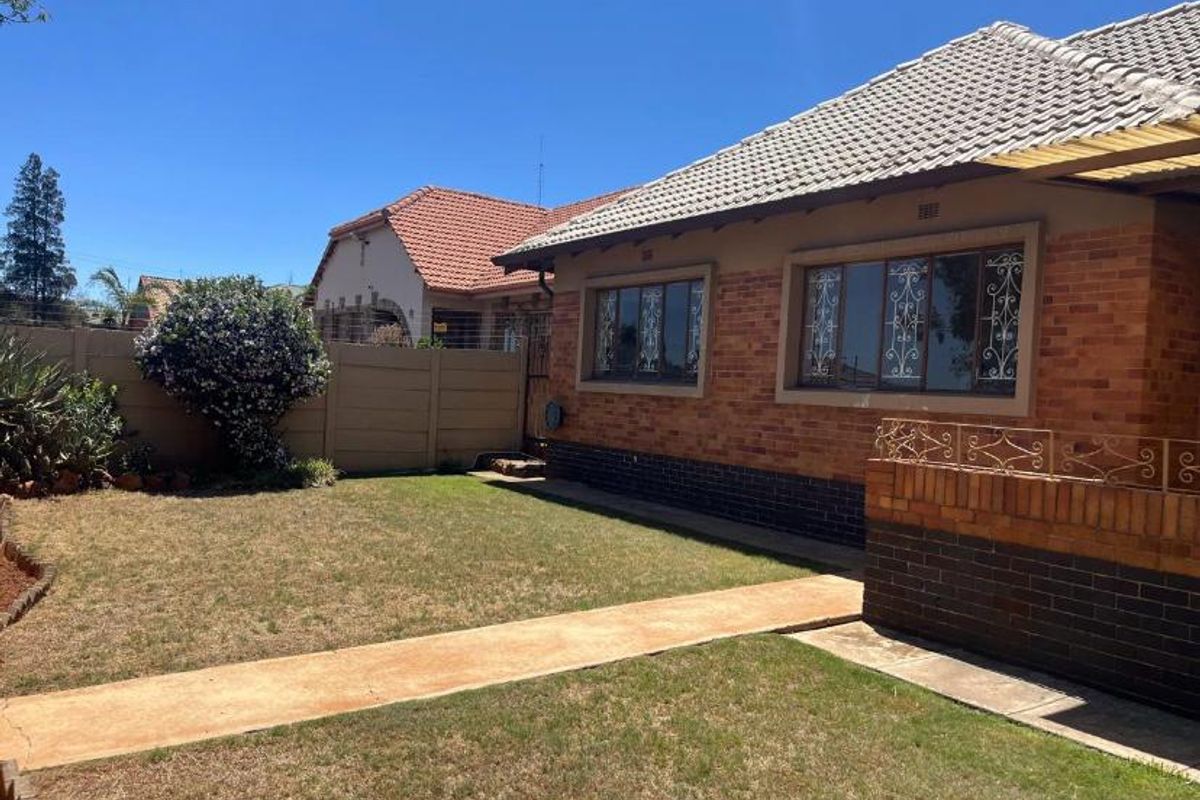 Charming & Spacious 4-Bedroom Home with a 2-Bedroom Flatlet in Sunnyridge, Germiston! - Photo 2