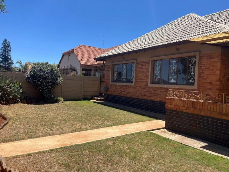 Charming & Spacious 4-Bedroom Home with a 2-Bedroom Flatlet in Sunnyridge, Germiston! - Photo 2