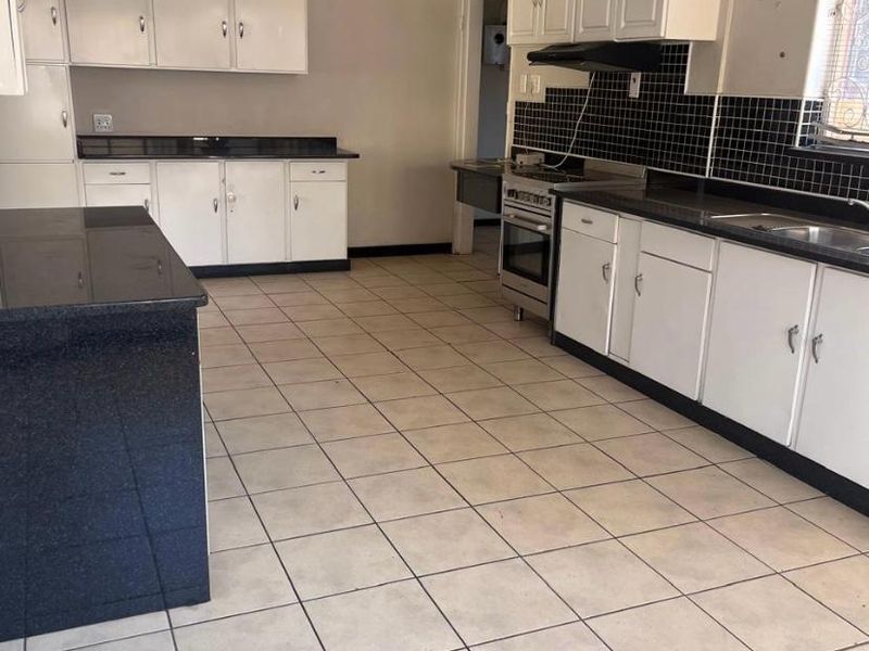 Charming & Spacious 4-Bedroom Home with a 2-Bedroom Flatlet in Sunnyridge, Germiston! - Photo 3