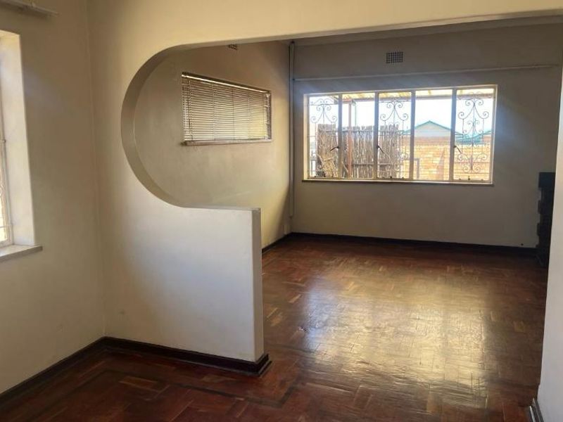 Charming & Spacious 4-Bedroom Home with a 2-Bedroom Flatlet in Sunnyridge, Germiston! - Photo 7