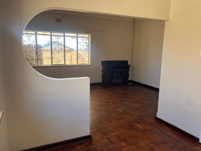 Charming & Spacious 4-Bedroom Home with a 2-Bedroom Flatlet in Sunnyridge, Germiston! - Photo 6
