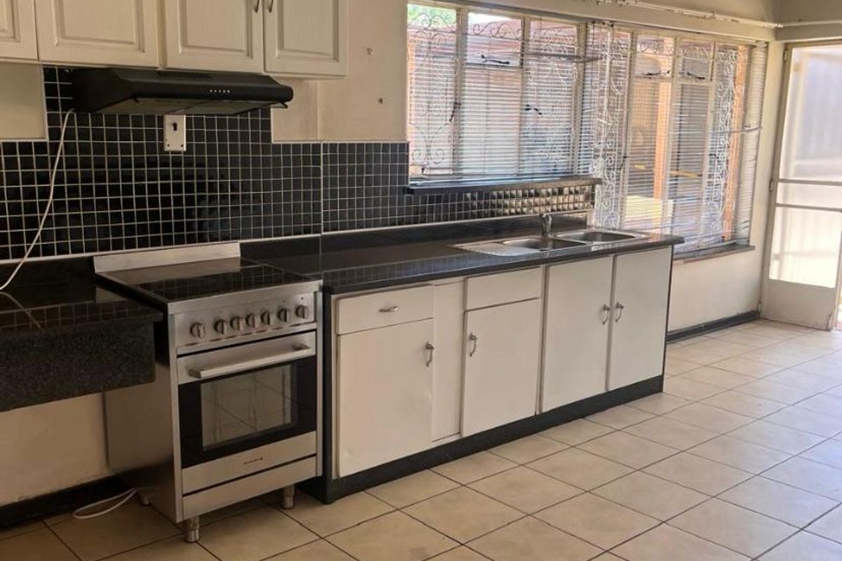 Charming & Spacious 4-Bedroom Home with a 2-Bedroom Flatlet in Sunnyridge, Germiston! - Photo 5