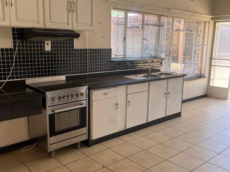 Charming & Spacious 4-Bedroom Home with a 2-Bedroom Flatlet in Sunnyridge, Germiston! - Photo 5