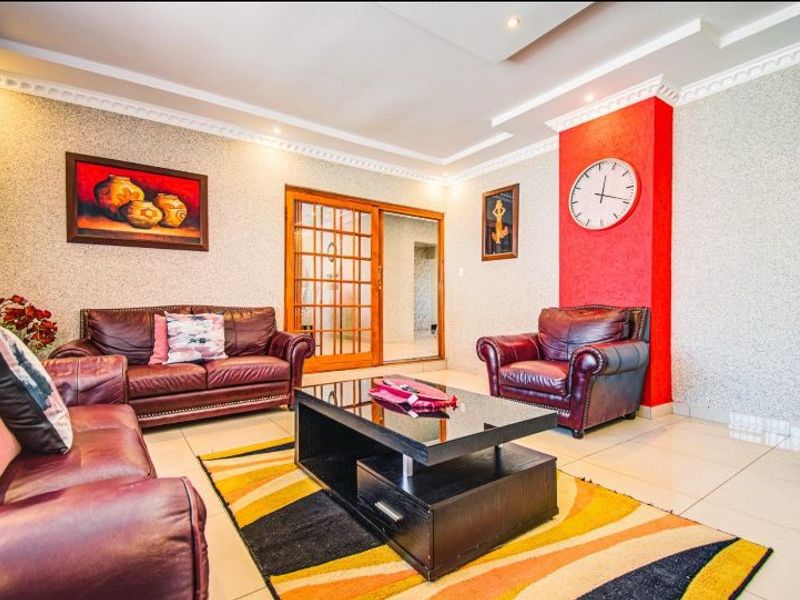 Family Home with a Spacious Granny Flat – Perfect for Comfortable Living! - Photo 6