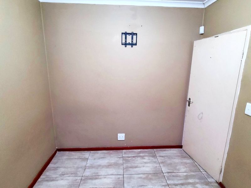 Three Bedroom Home in Highbury  - Photo 9