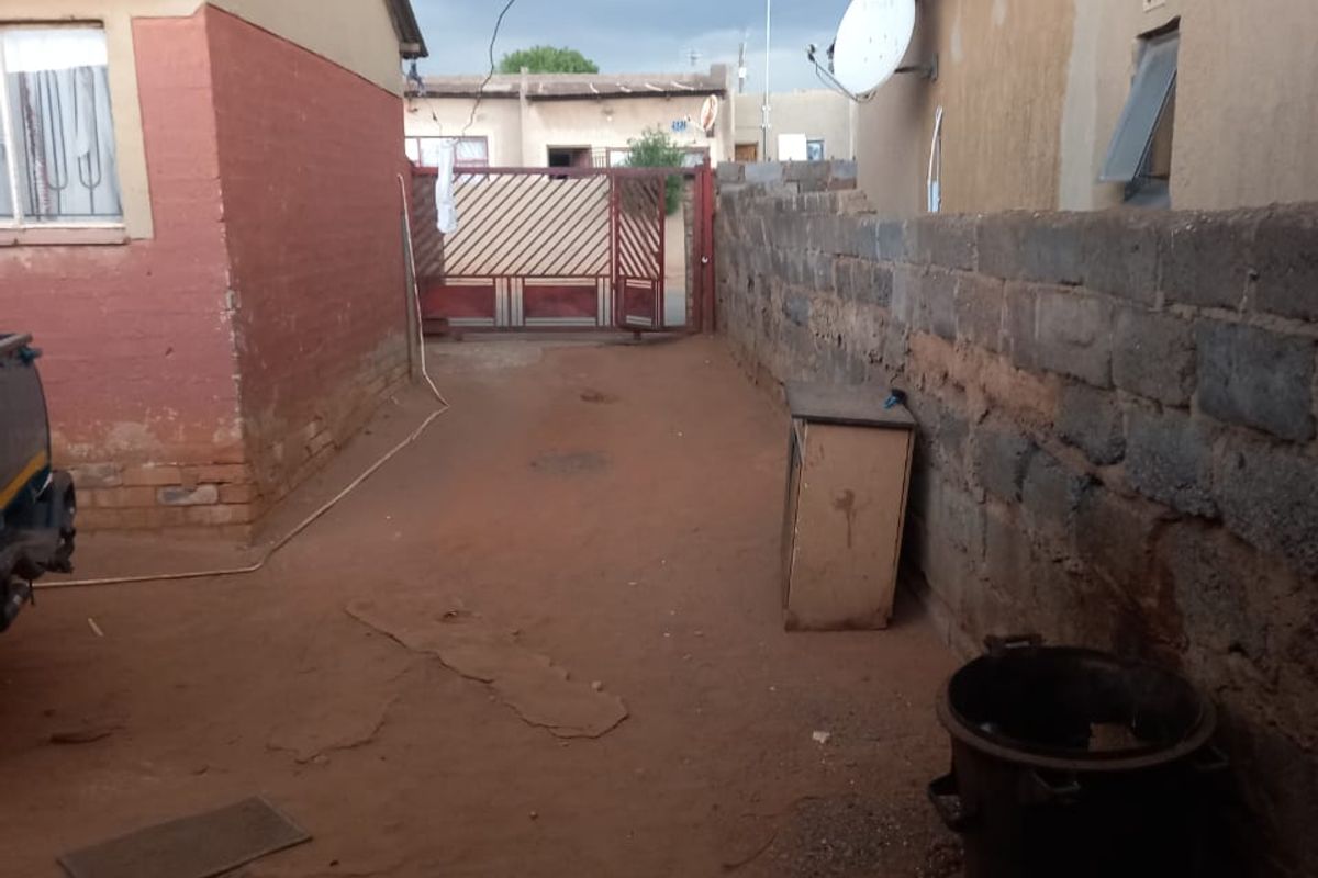 Charming 2-Bedroom Home with Rental Income Potential - Photo 4