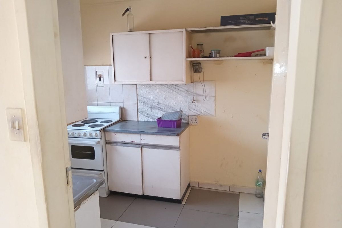 EXPERIENCE LUXURY LIVING IN THE HEART OF KEMPTON PARK! - Photo 2