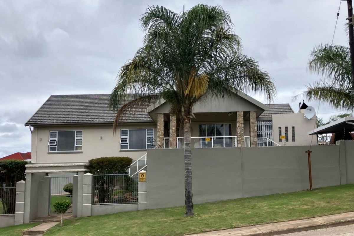 Extremely Neat Modern Family Home! - Photo 2