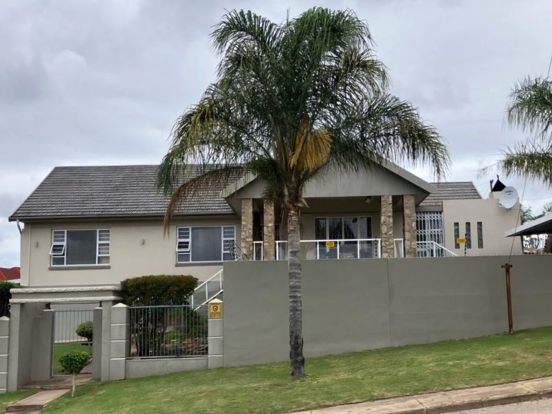 Extremely Neat Modern Family Home! - Photo 2